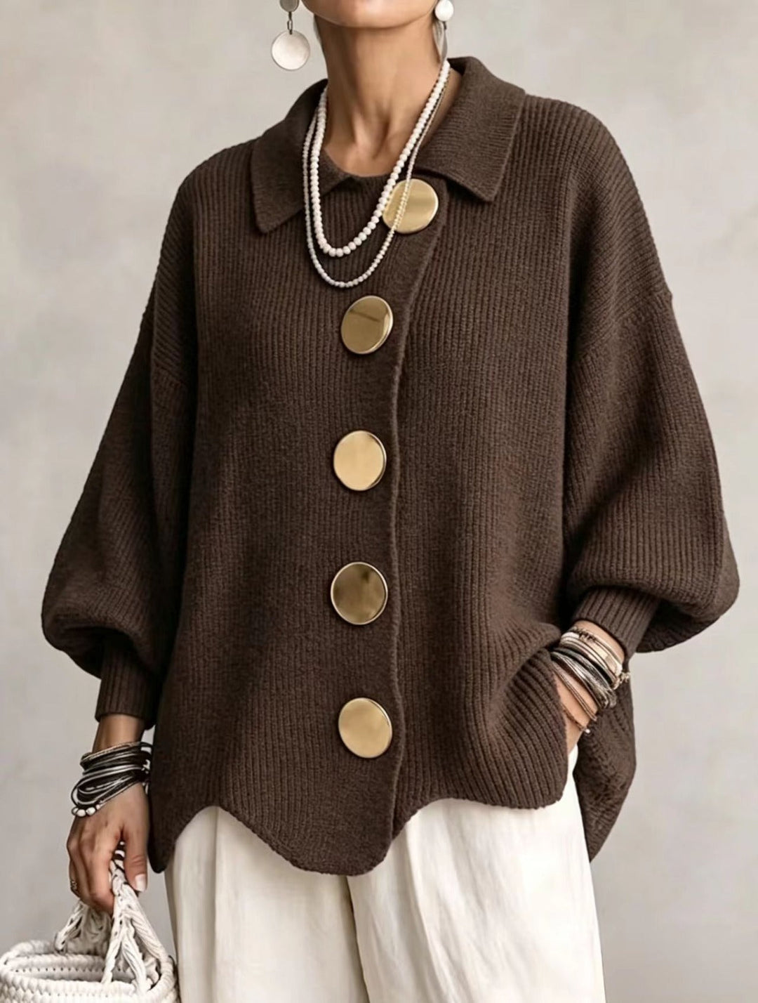 Oversize Strickjacke Mit Kragen Und Grossen Metallknöpfen