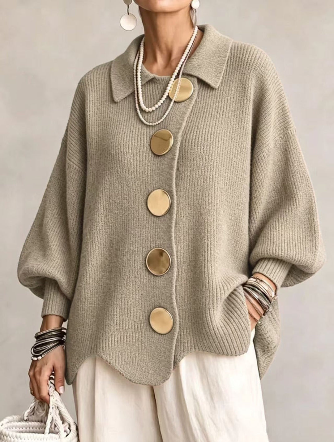 Oversize Strickjacke Mit Kragen Und Grossen Metallknöpfen