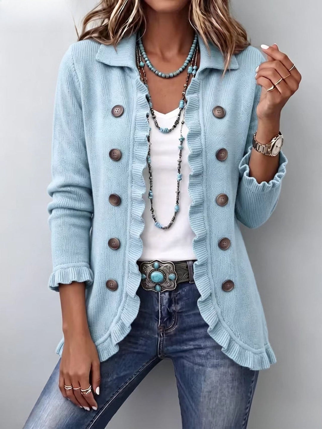 Puderblaue Strickjacke mit Rüschen – Produktbild