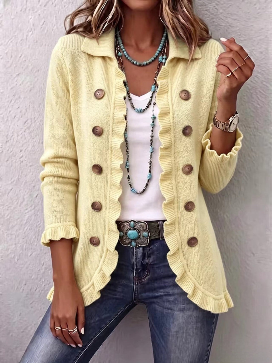 Cremefarbene Strickjacke mit Rüschen – Produktbild