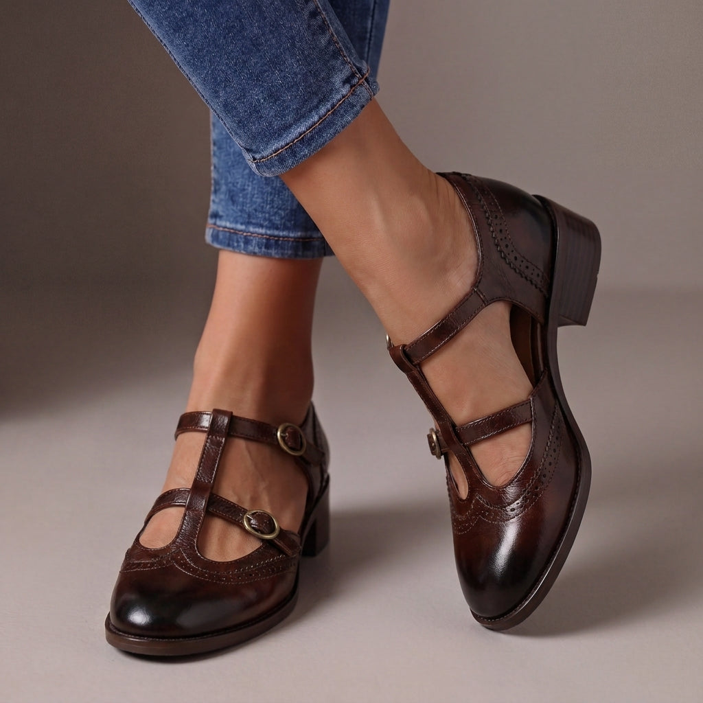 Mary Janes mit Riemchen und Lochmuster