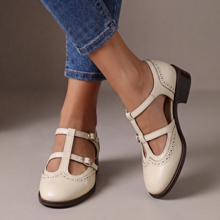 Mary Janes mit Riemchen und Lochmuster